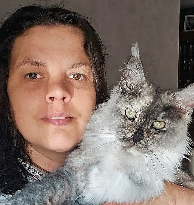 Annika, owner of the Maine Coon cattery in Norway, with her pedigree cat.